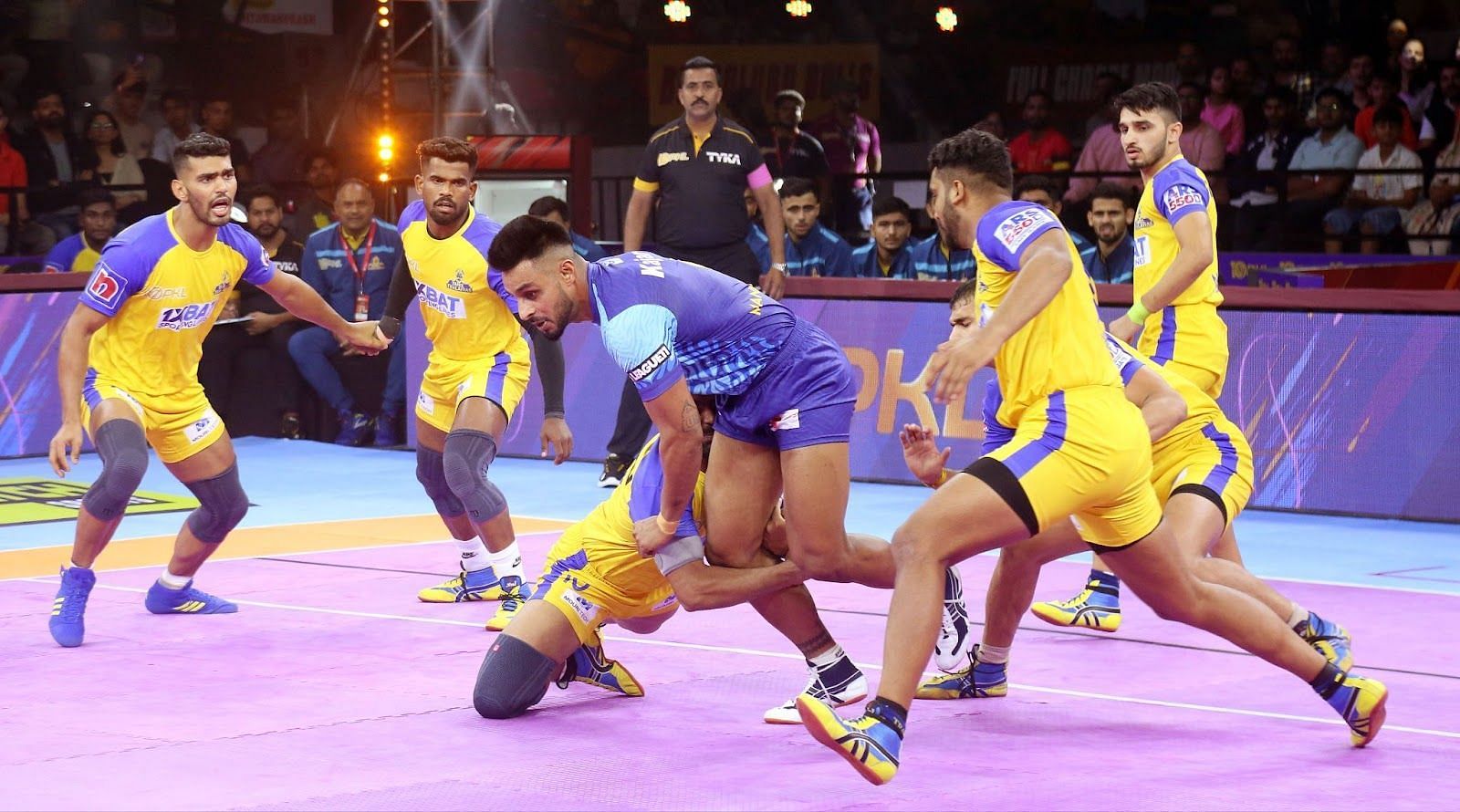 Maninder Singh trying to escape Thalaivas’ defense. (credits: PKL)