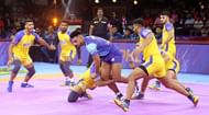 Maninder Singh trying to escape Thalaivas’ defense. (credits: PKL)