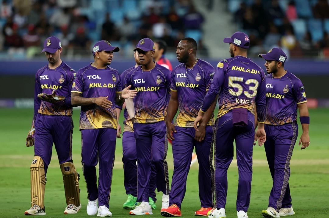 Sunil Narine having a chat with his teammates