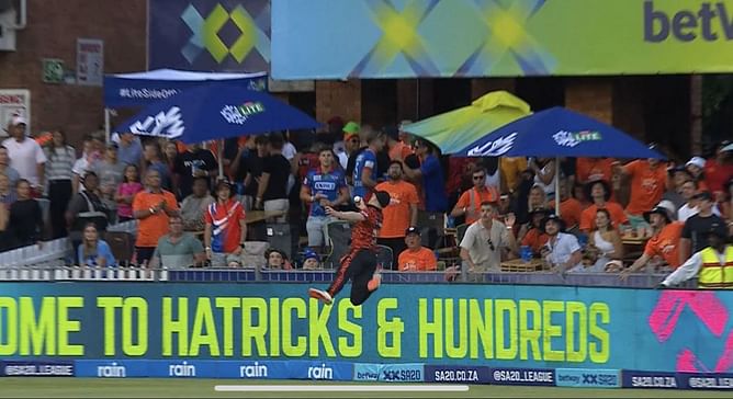 [Watch] Tom Abell makes spectacular attempt to save a maximum during SA20 2024 match