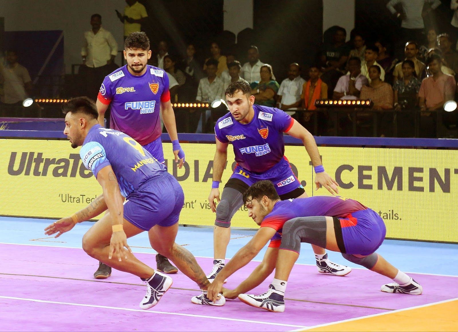 Ashish (right) with an ankle-hold of Maninder Singh (Credits: PKL)
