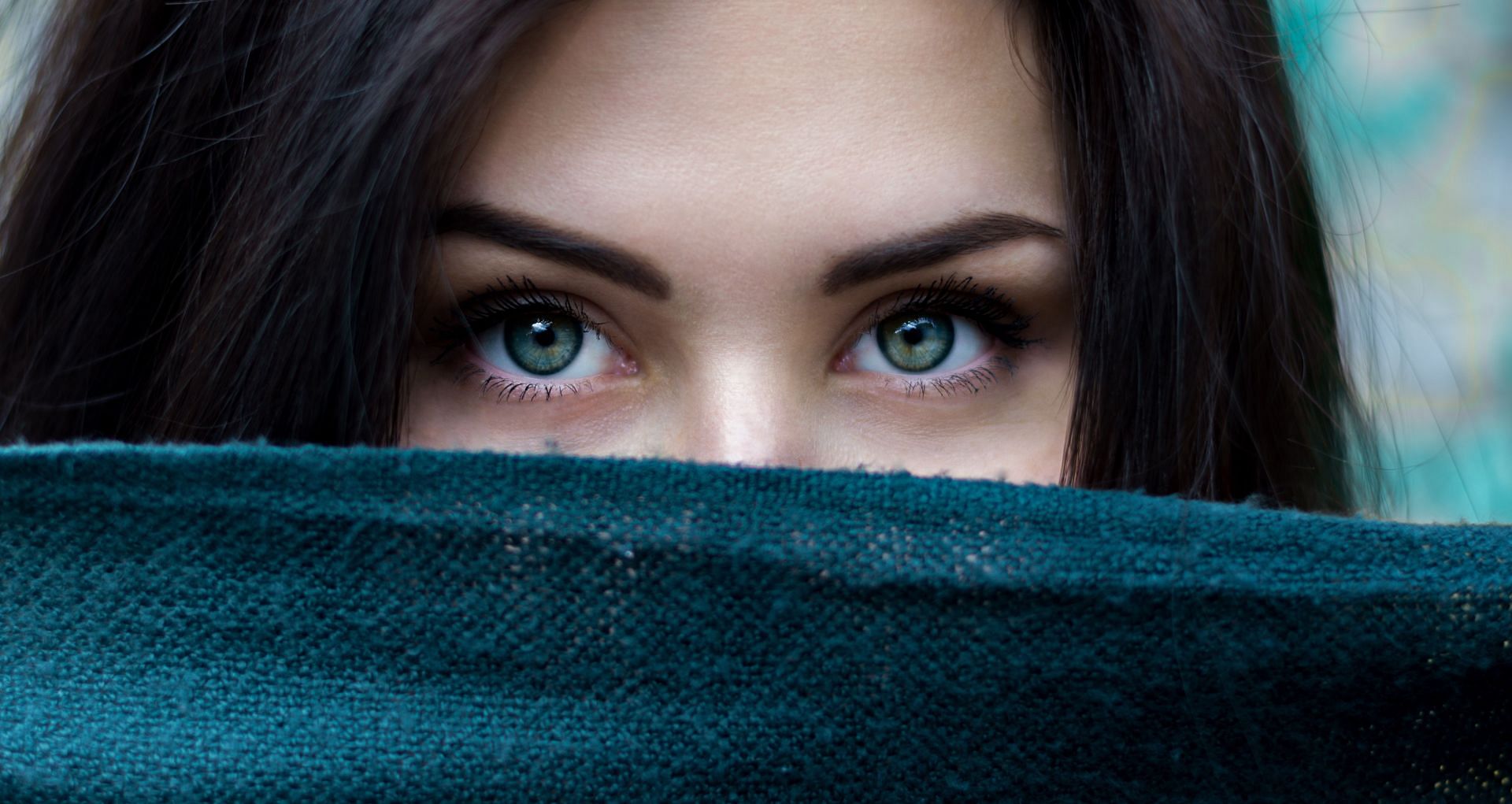 Hooded eyes (Image via Unsplash/Alexandra)