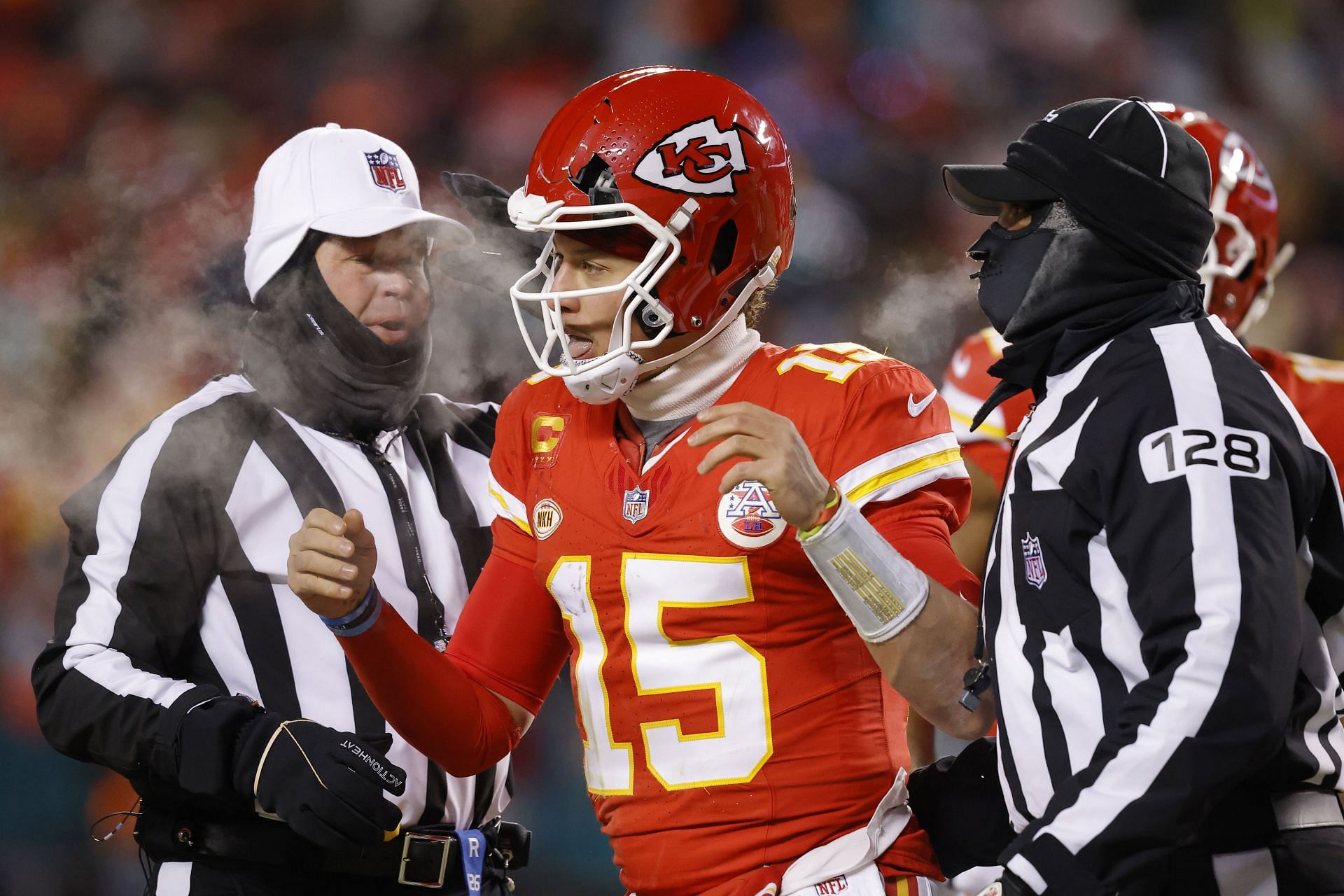 How much does Patrick Mahomes' helmet cost? All about Chiefs star's safety  gear