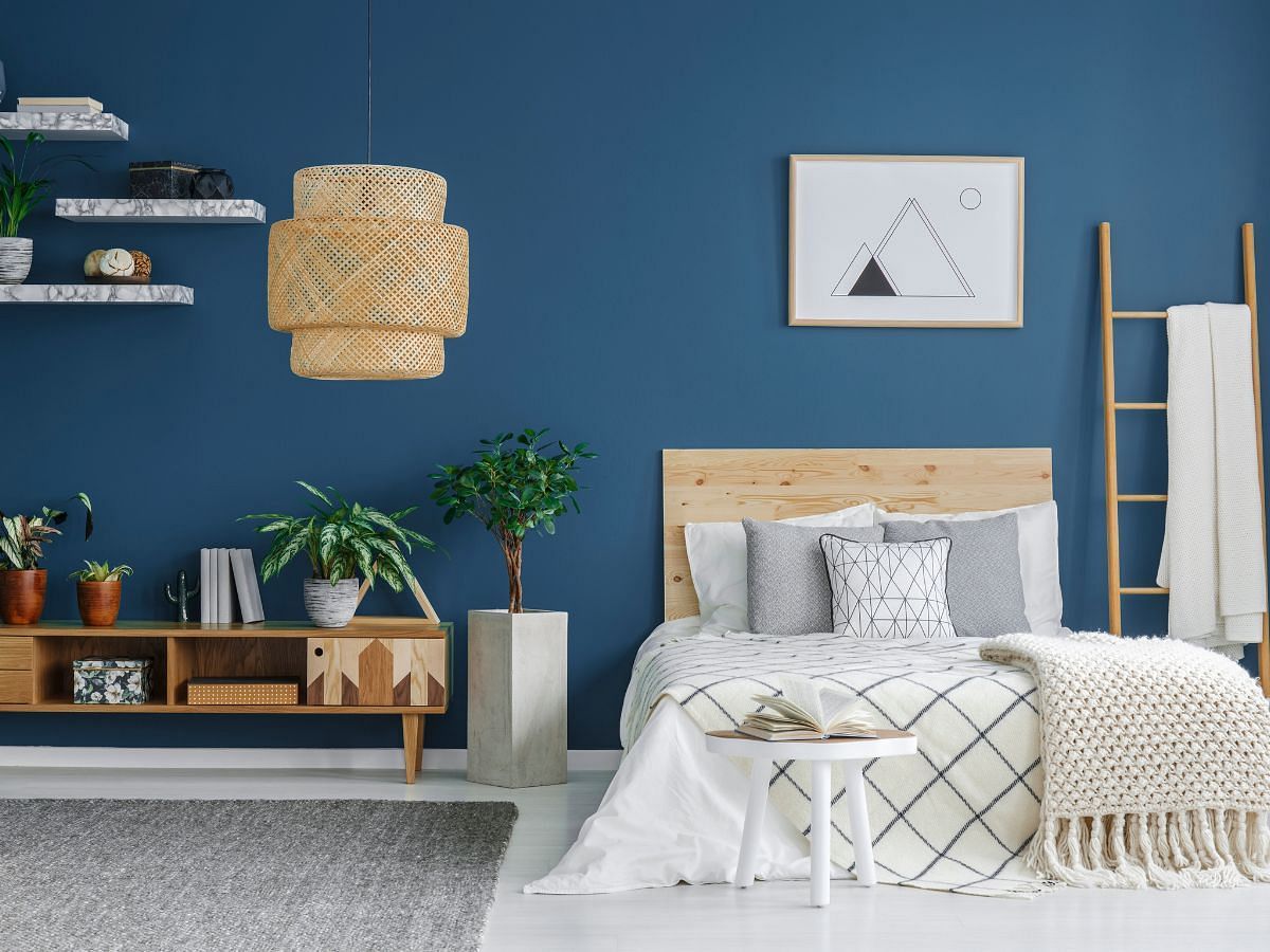A dreamy blue bedroom color idea (Image via Freepik)