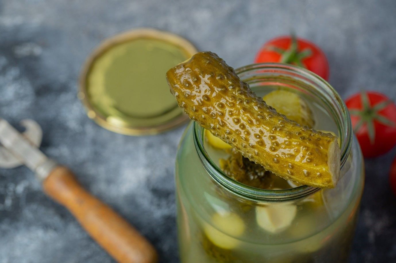 What are the benefits of pickle juice? (image by Azerbaijan_stockers on freepik)