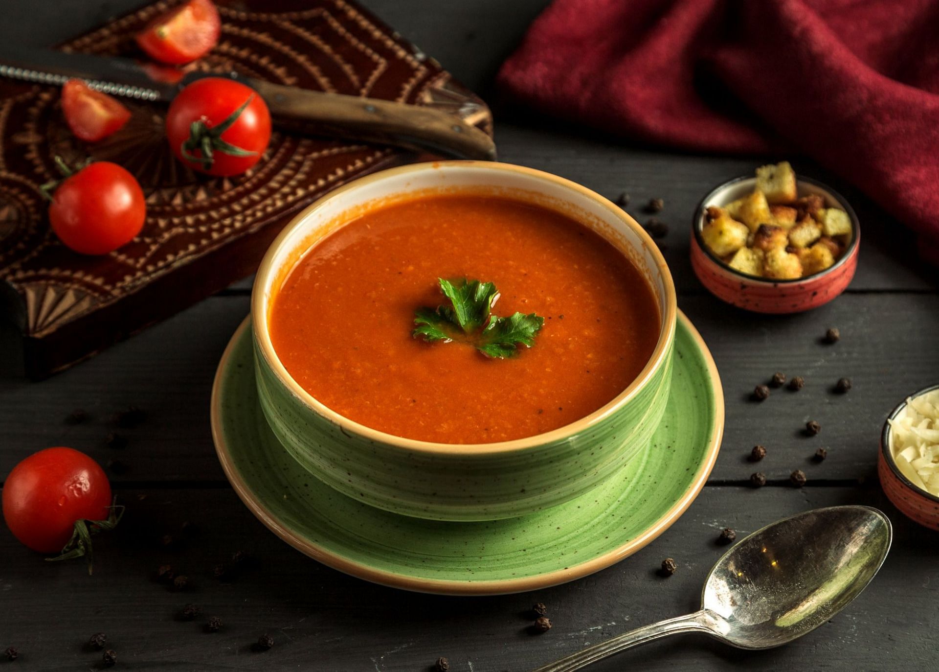 Healthy soups for weight loss (Image by KamranAydinov on Freepik)