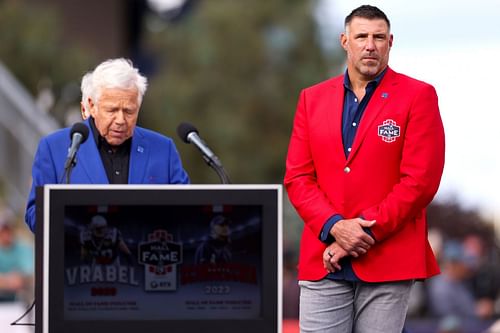 Robert Kraft, left, Mike Vrabel, right during his HOF induction