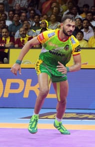 Sachin Tanwar in action against UP Yoddhas (Image via PKL)