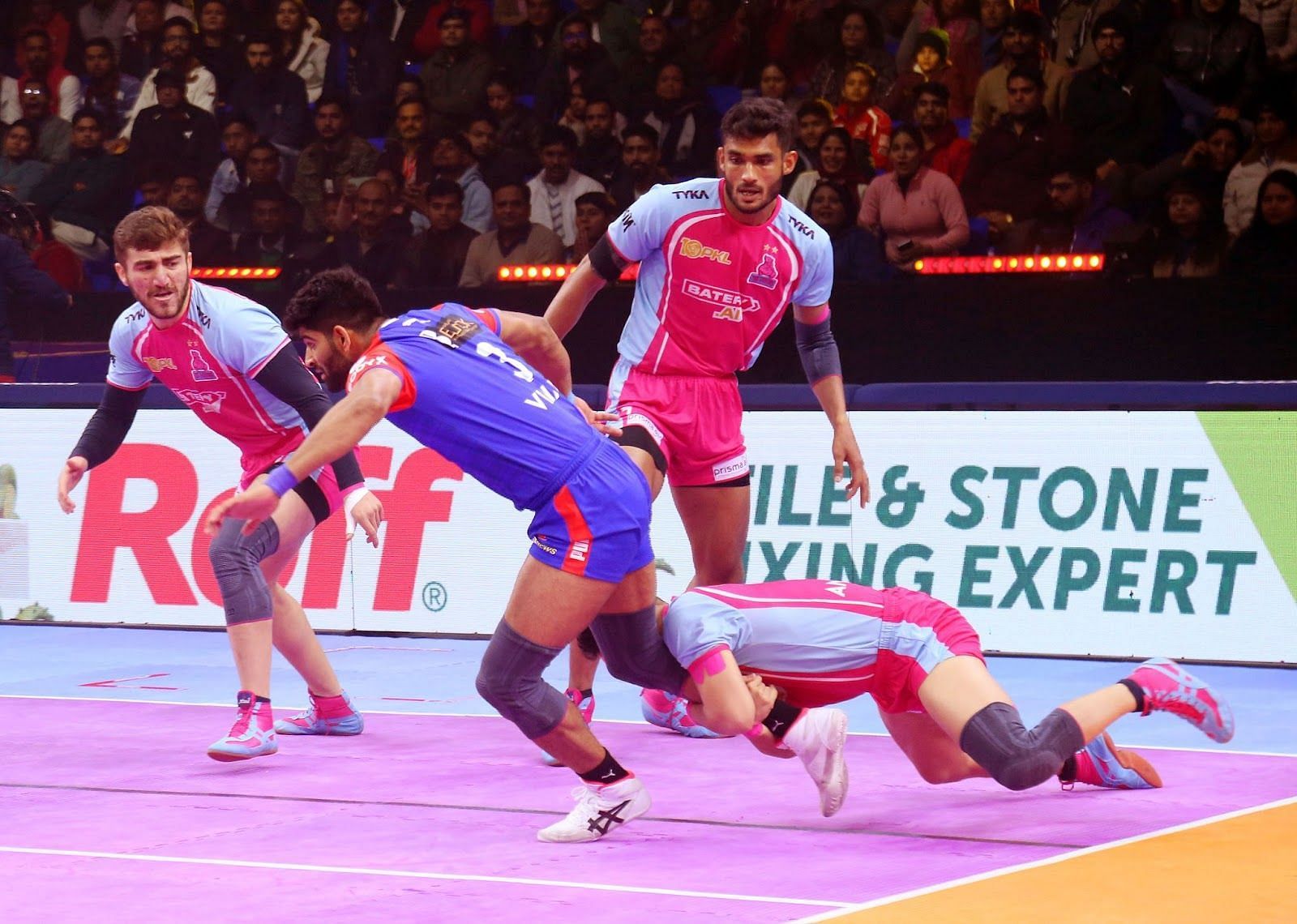 Panthers&rsquo; Ankush with a single thigh-hold of Vinay (Credits: PKL)