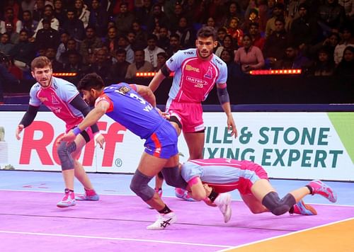 Panthers’ Ankush with a single thigh-hold of Vinay (Credits: PKL)