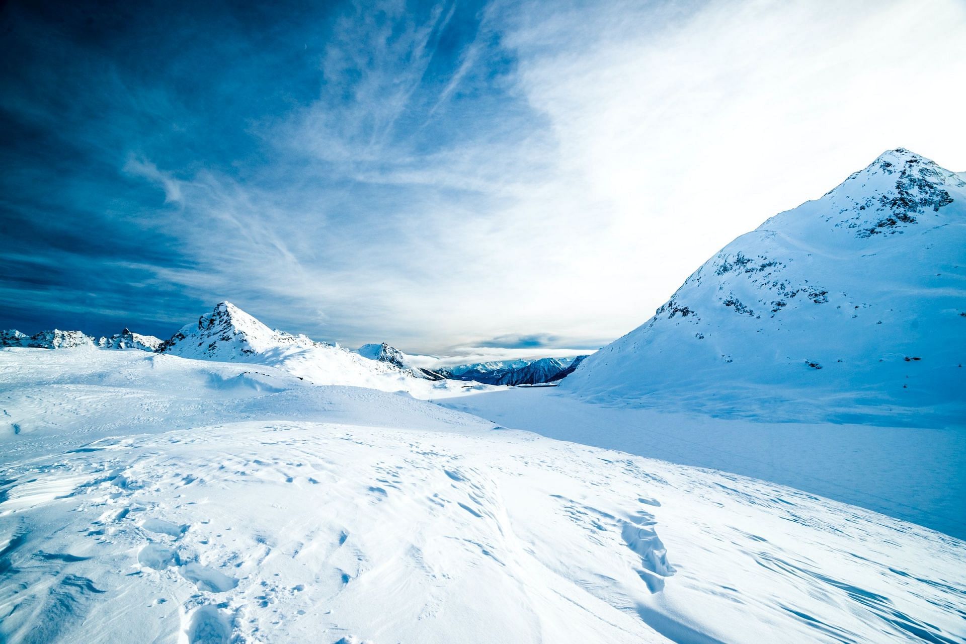 Is it safe to eat snow (Image via Unsplash/Alberto Restifo)