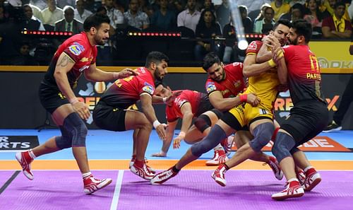 Saurabh Nandal with a back-hold of Robin Chaudhary (Image via PKL)