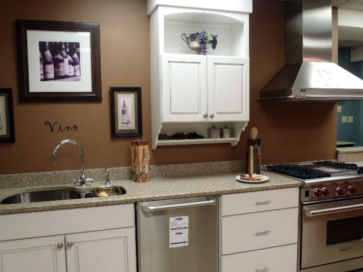 Hot chocolate brown for kitchen walls (image from housely.com)