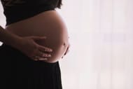 Lifting weights during pregnancy (Image via Unsplash/Freestock)