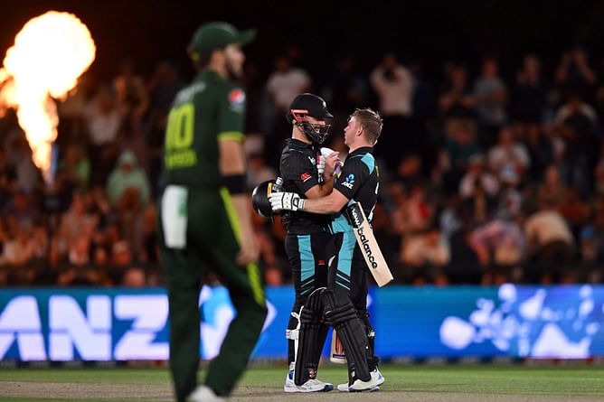 NZ vs PAK: डैरिल मिचेल और ग्लेन फिलिप्स ने दिलाई न्यूजीलैंड को पाकिस्तान के खिलाफ लगातार चौथी जीत, शाहीन अफरीदी की घातक गेंदबाजी गई बेकार