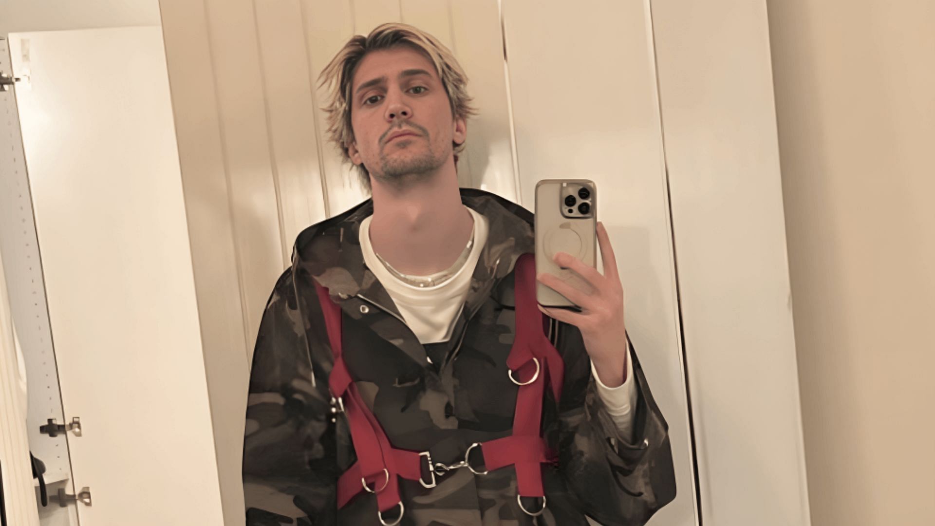 xQc is in the line of fire of users online for one of his outfits (Image via xQcReviews/X)