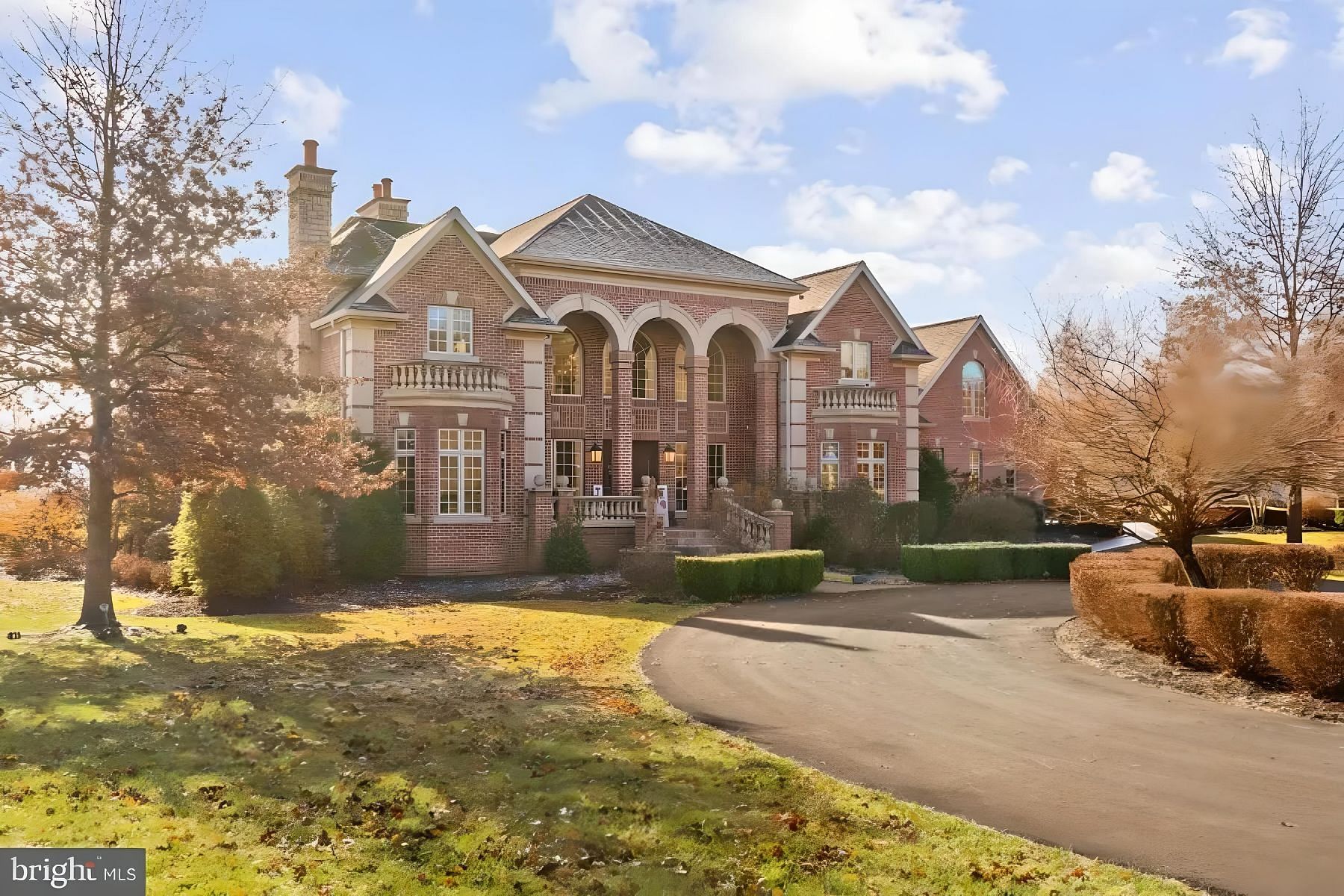 Former White Sox player Jimmy Galusky selling $3,000,000 Bridgeport mansion that boasts enchanting in-ground pool and jacuzzi haven