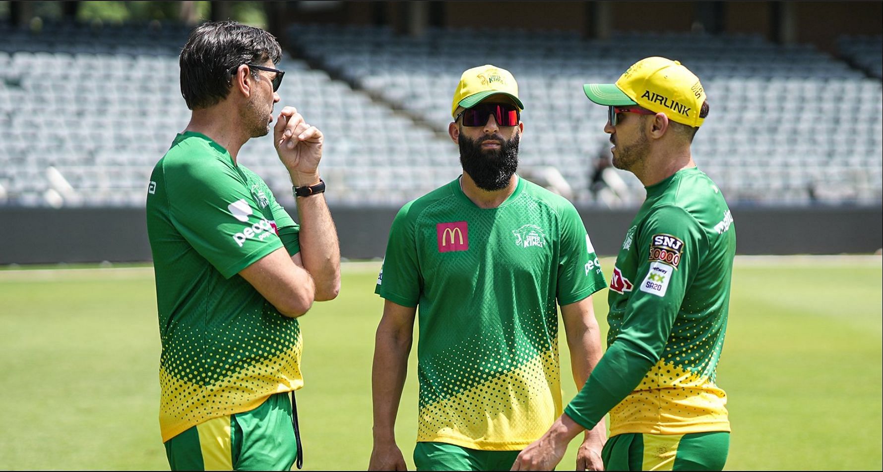 Moeen Ali with coach Stephen Fleming and Faf du Plessis (Credit: X/JSKSA20)