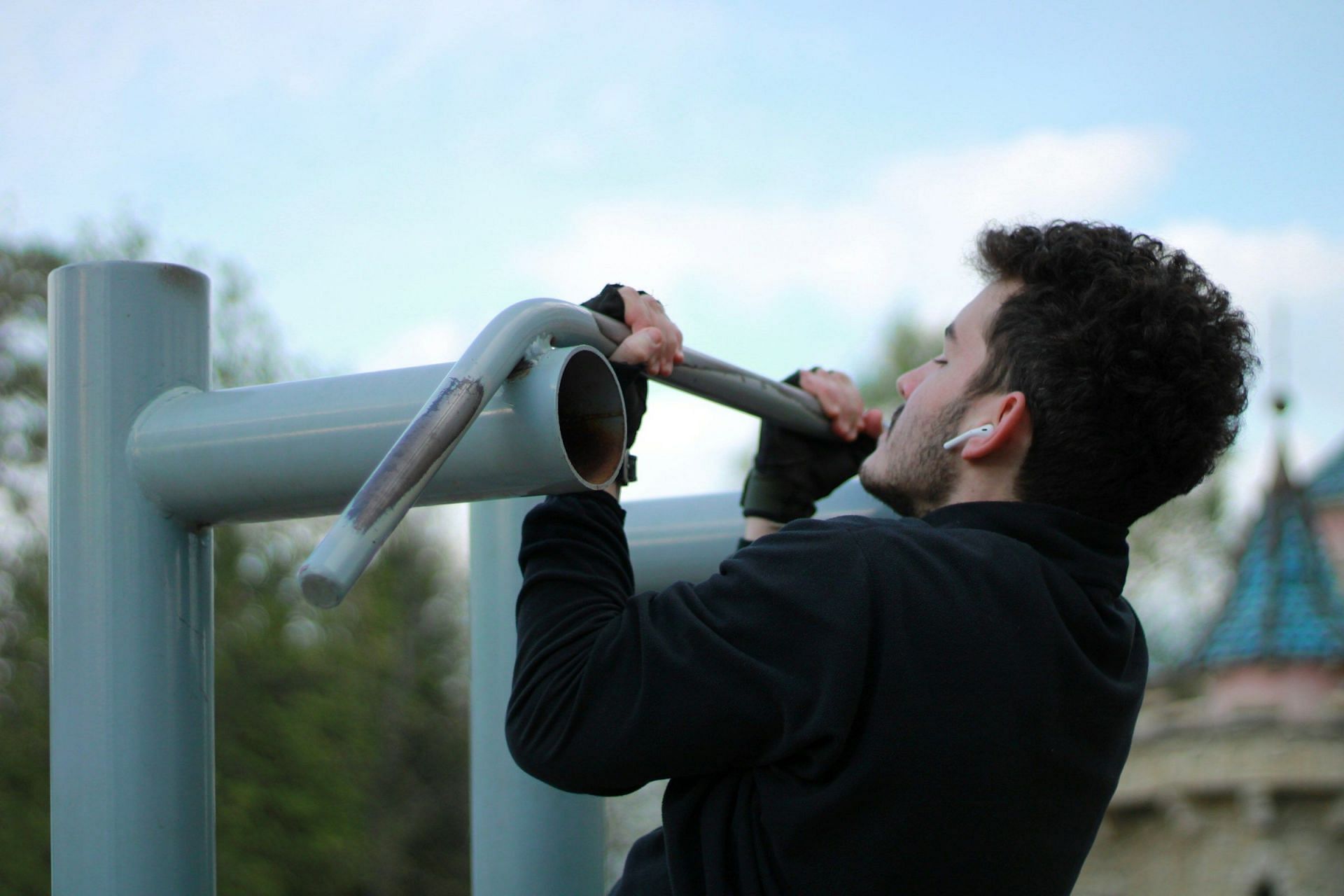 Chin up vs Pull up (Image via Unsplash/Gheorghe Catalin)