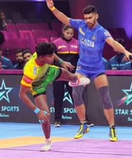 M Sudhakar with a back kick to Sagar (right) (Credits: PKL)