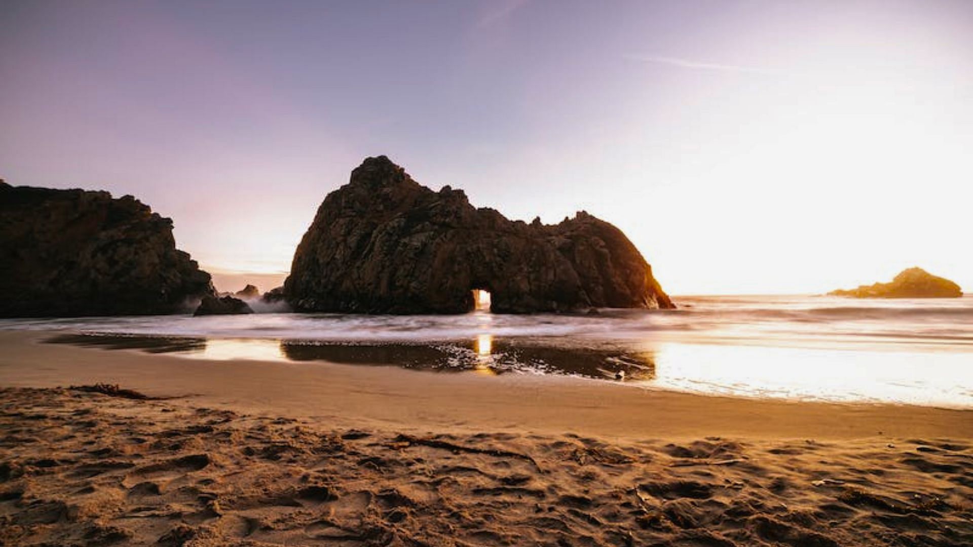 Burra&#039;s sandy beaches often serve as a backdrop on the show (Image via Kehn Hermano on Pexels)