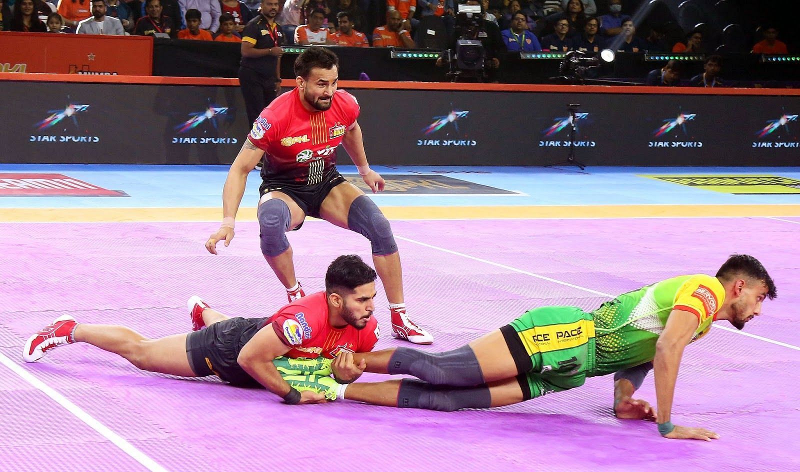 Saurabh Nandal with ankle-hold of Manjeet (Credits: PKL)