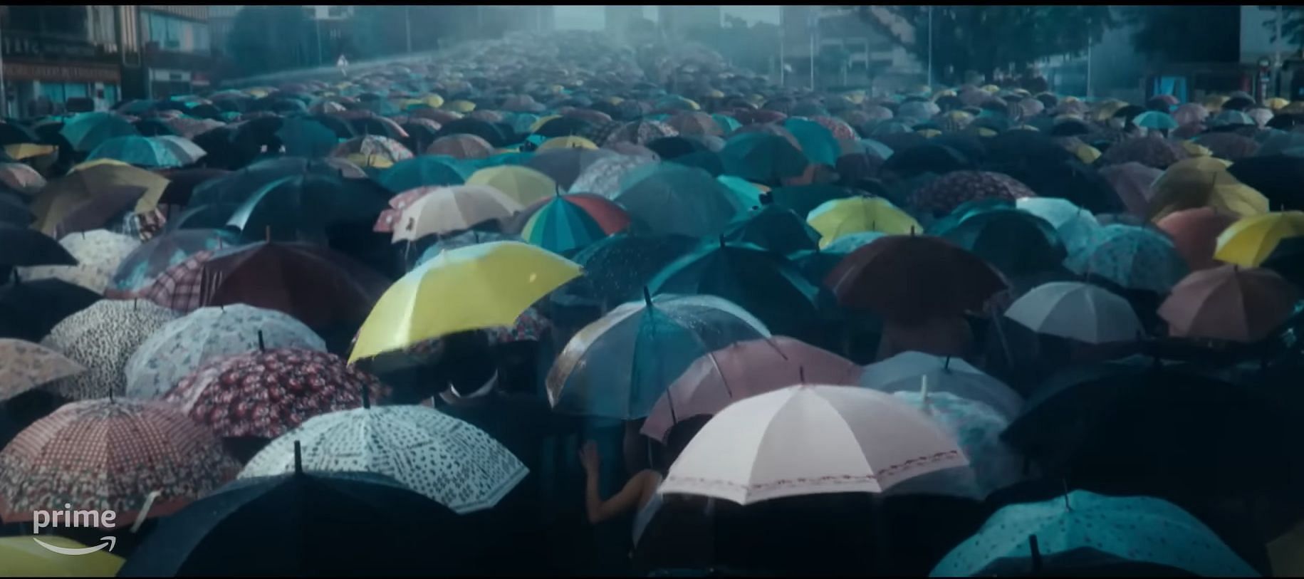 Umbrella Scene in the series (Image via Prime Video, Expats, 2:09)