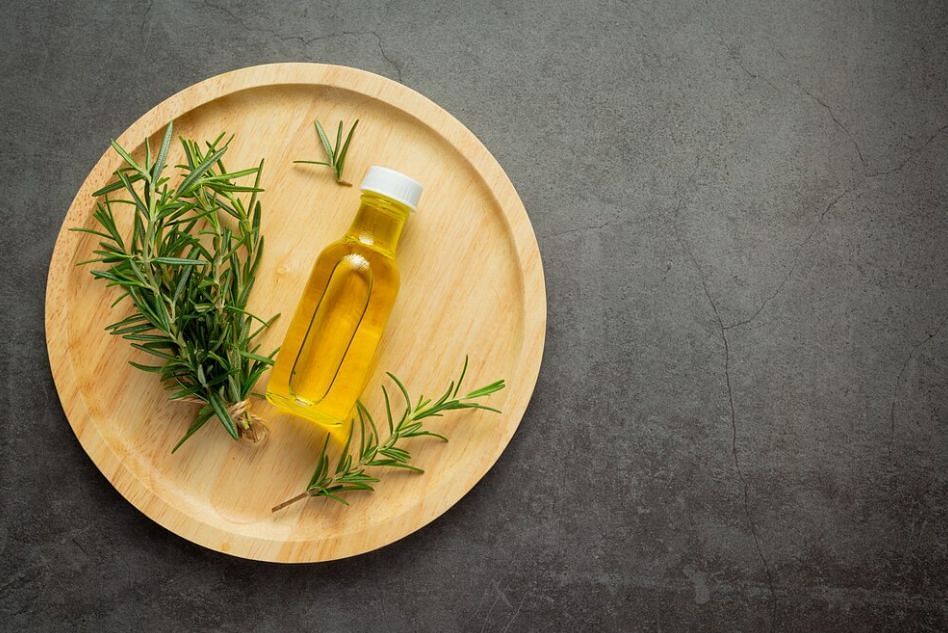 Exploring rosemary oil (Image via Freepik/jcomp)