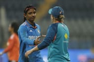 Harmanpreet Kaur could take a leaf out of Alyssa Healy's book