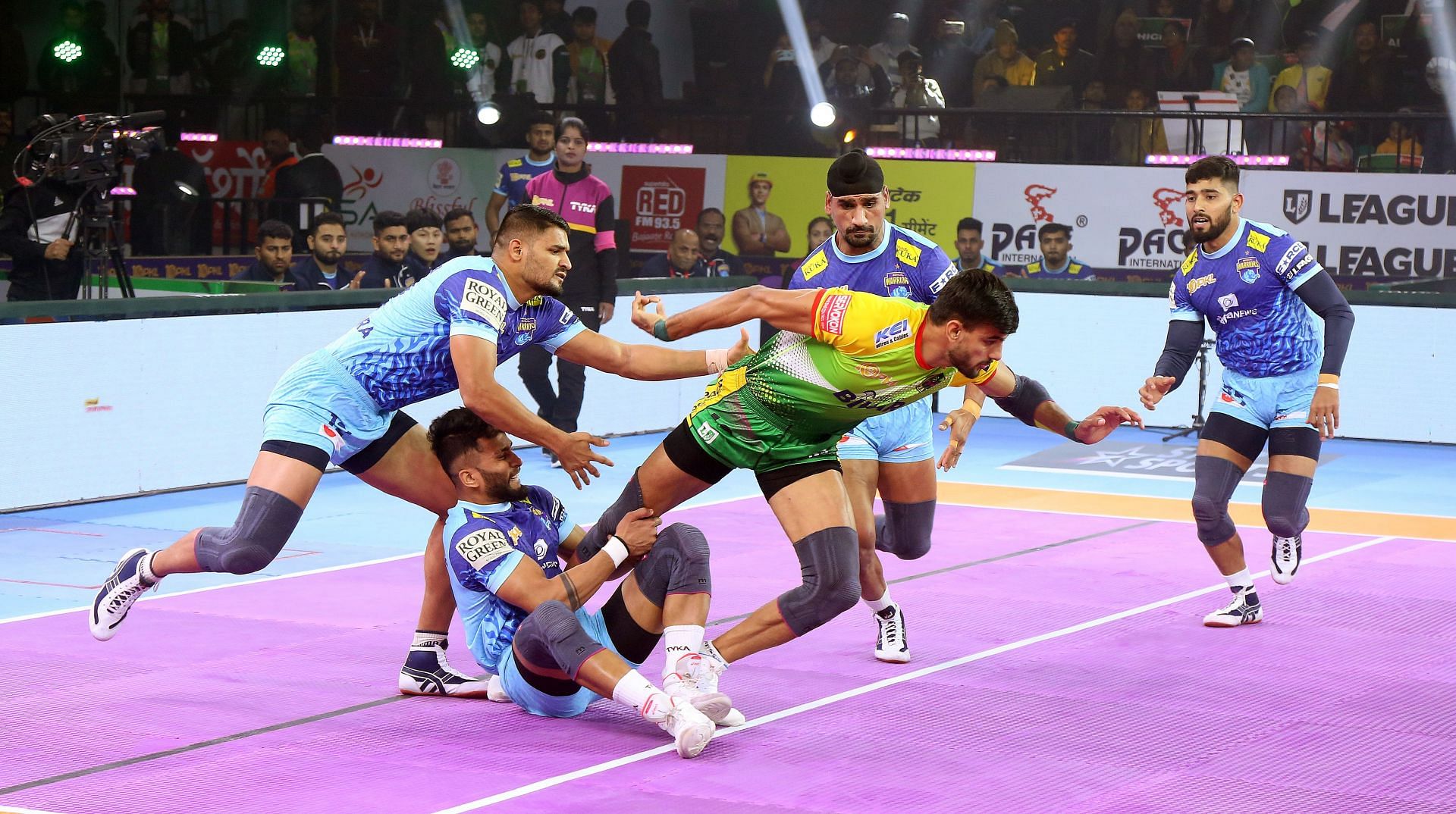Shubham Shinde with an ankle-hold of Manjeet (Credits: PKL)