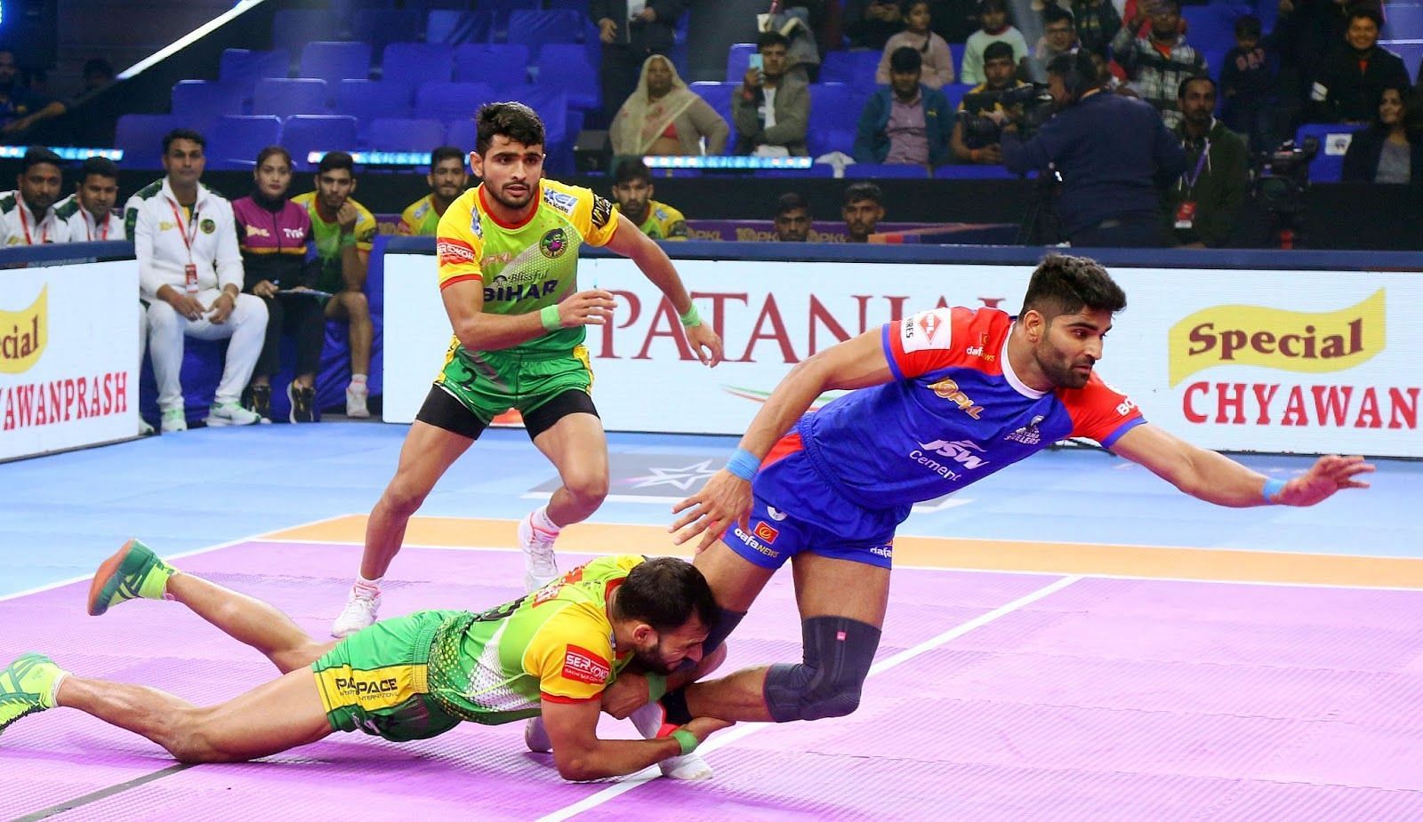 Vinay was super tackled by Sachin Tanwar of Patna Pirates (Credits: PKL)