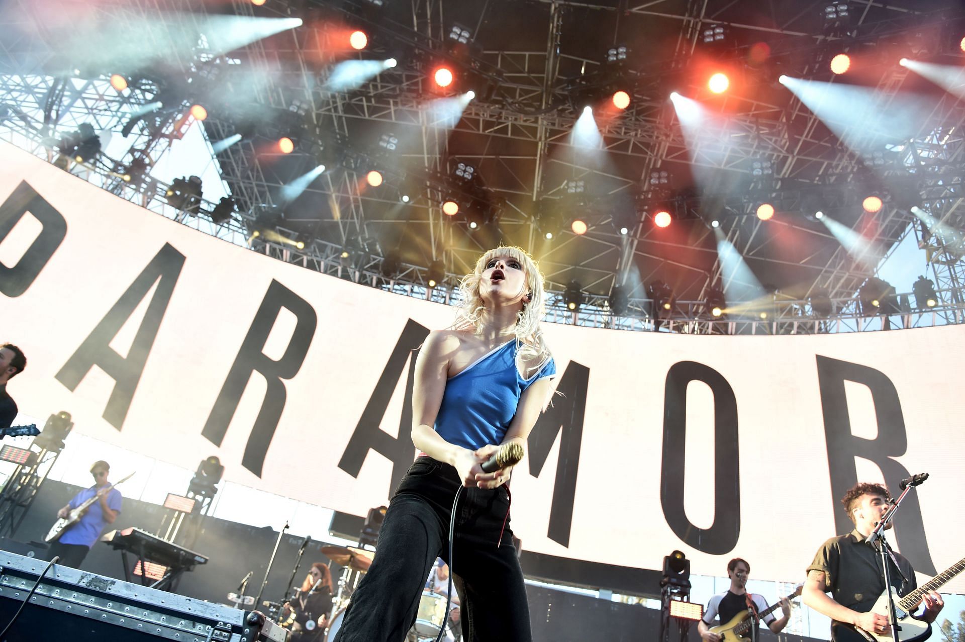 Paramore performing at the KROQ Weenie Roast y Fiesta in 2017 (Image via Getty Images/Alberto E. Rodreiguez)