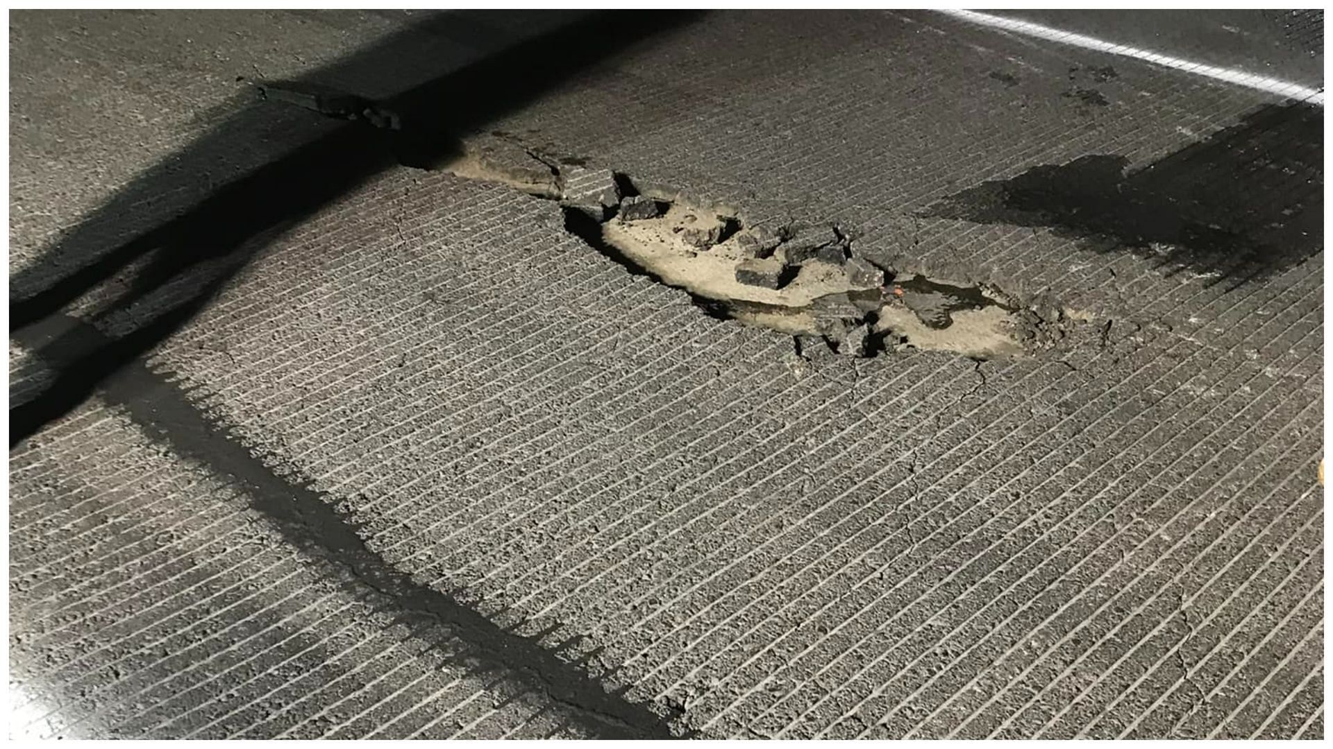 Cracks on highway lead to the closure of Hawaii&rsquo;s Kona International Airport (Image via Facebook/HDOT)