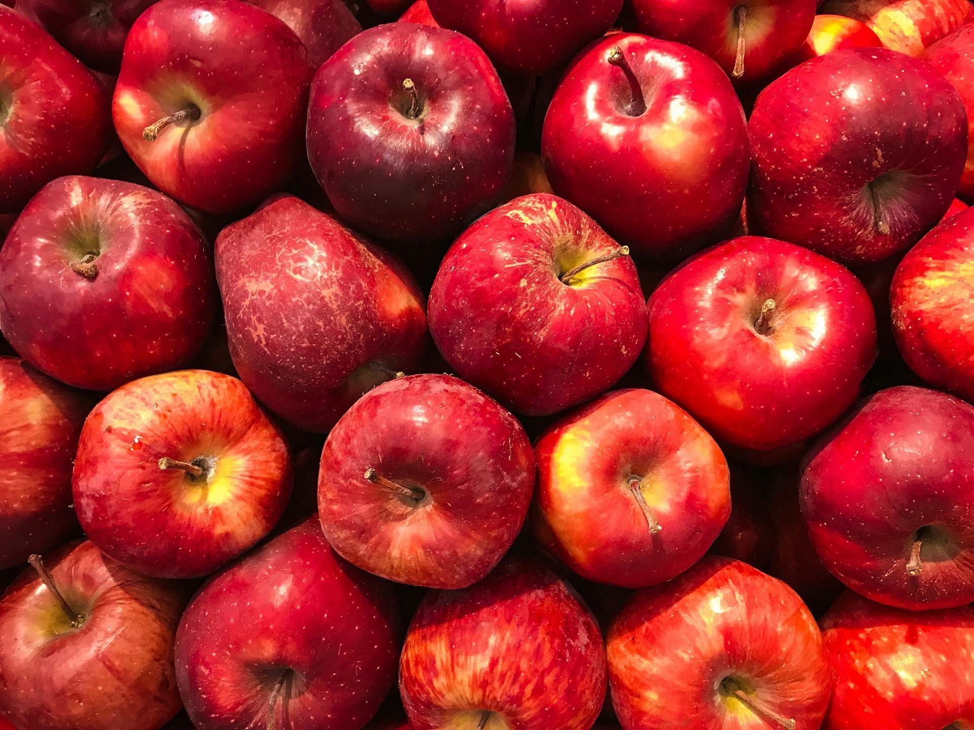 Apples are rich in fiber (Image via Pexels/Matheus Cenali)