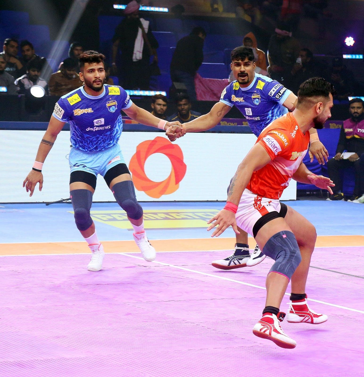 Warriors&rsquo; Shubham Shinde (L) with Shrikant Jadhav (R) during Giants raid (Credits: PKL)