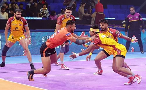 Guman Singh of U Mumba in an attempt to escape Ajit Pawar’s dash (Credits: PKL)