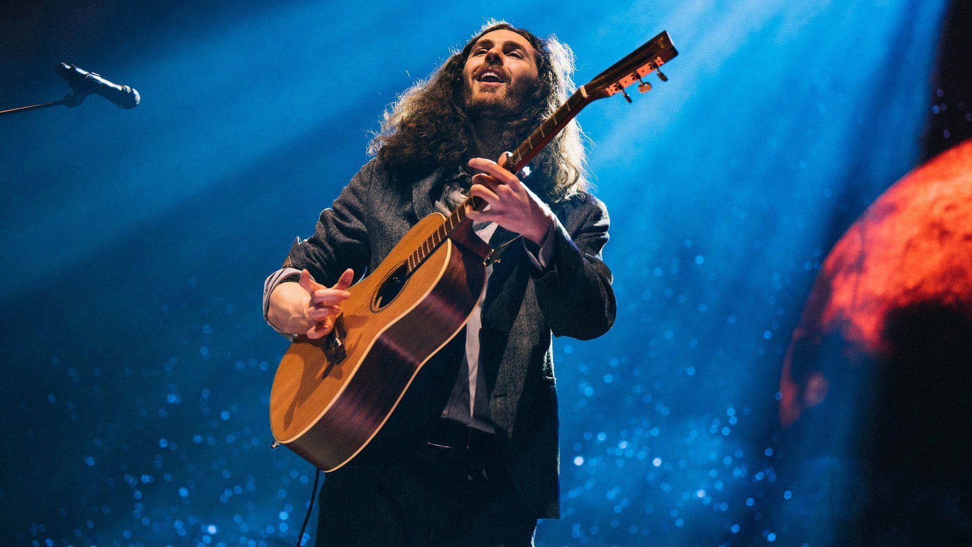 Hozier performing at the Belfast Arena on his Unreal Unearth tour (Image via X/@Hozier)