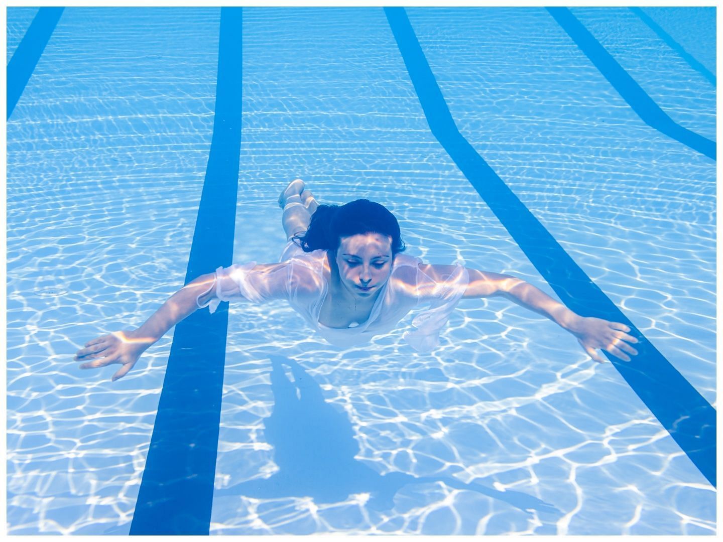 Swimming in cold water can prevent symptoms of menopause (Image via Vecteezy)
