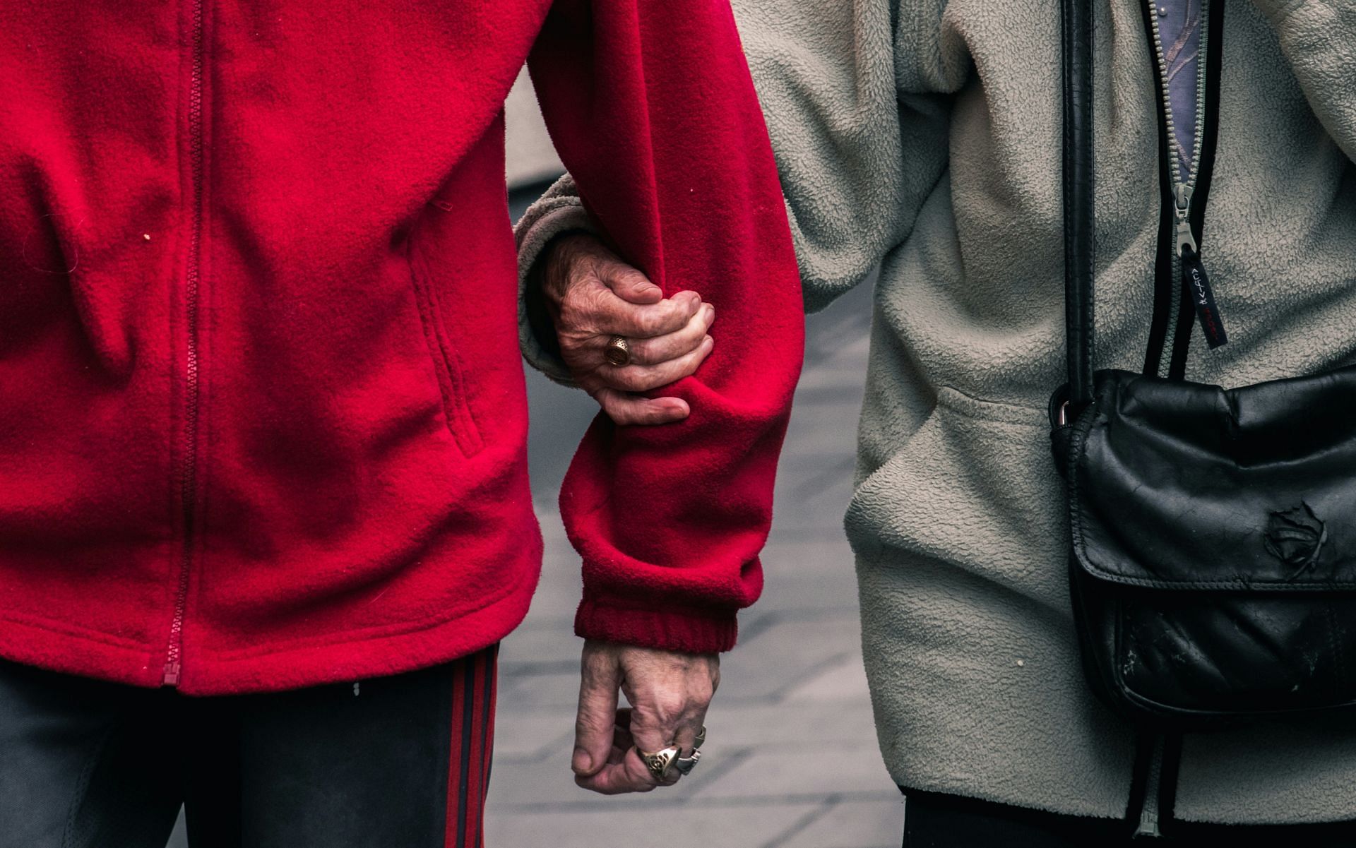 Clinginess in relationship can be harmful (Image via Unsplash/ Jack Finnigan)