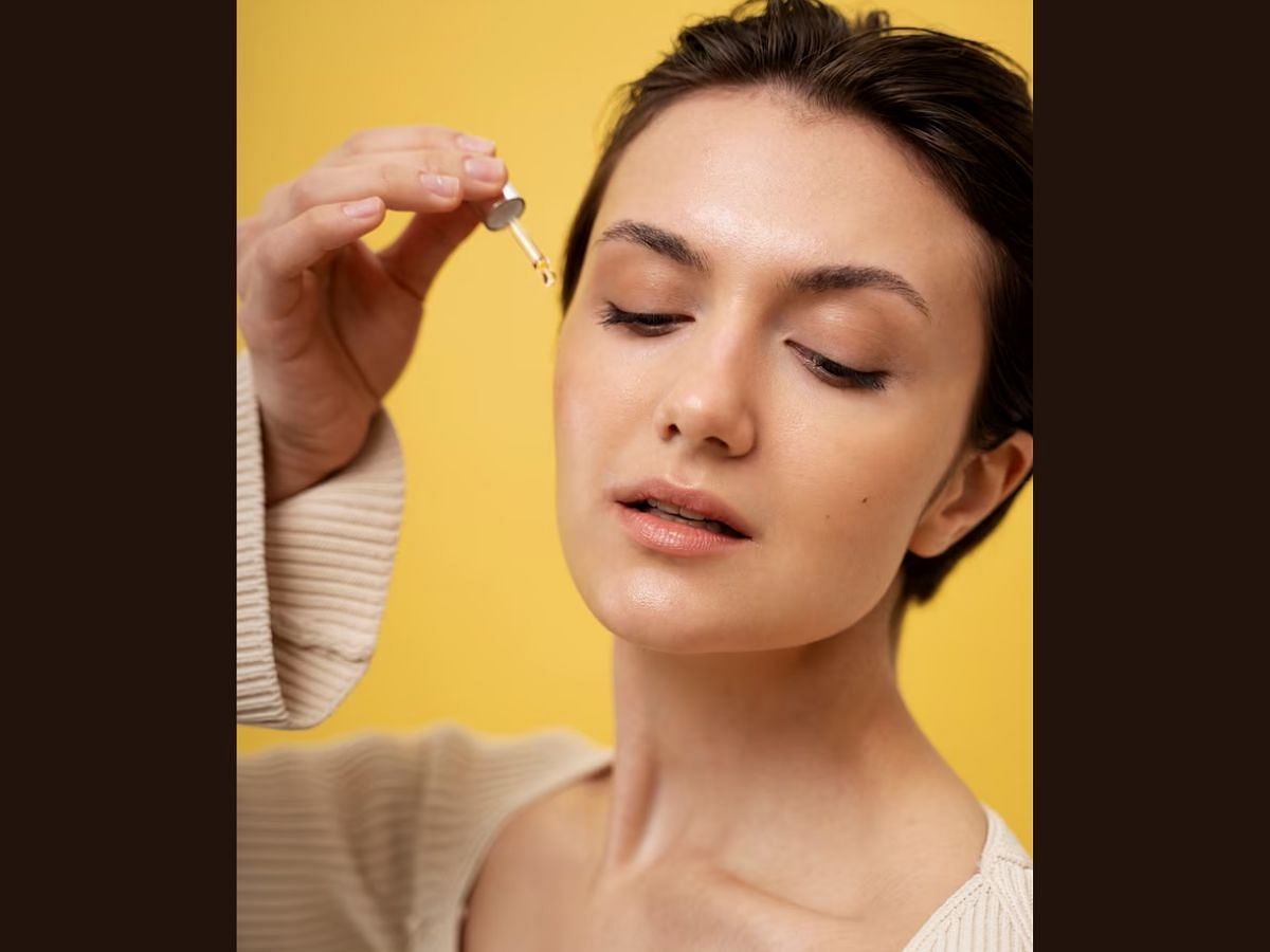 Castor oil for thick eyebrows (image via Freepik)