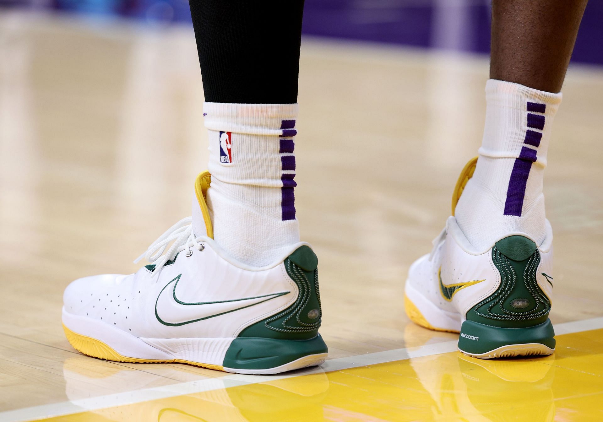 IN PHOTOS: LeBron James debuts Baylor-Inspired Nike 21 PE against Blazers