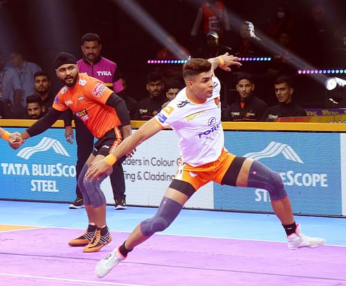 Aslam Inamdar in action for Puneri Paltan (Credit: PKL)