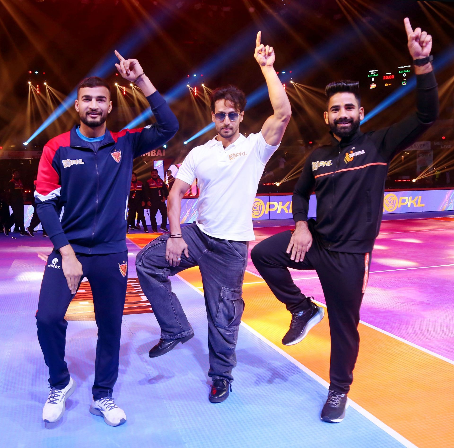 Tiger Shroff marked his attendance in the PKL 2023 encounter on Monday. 