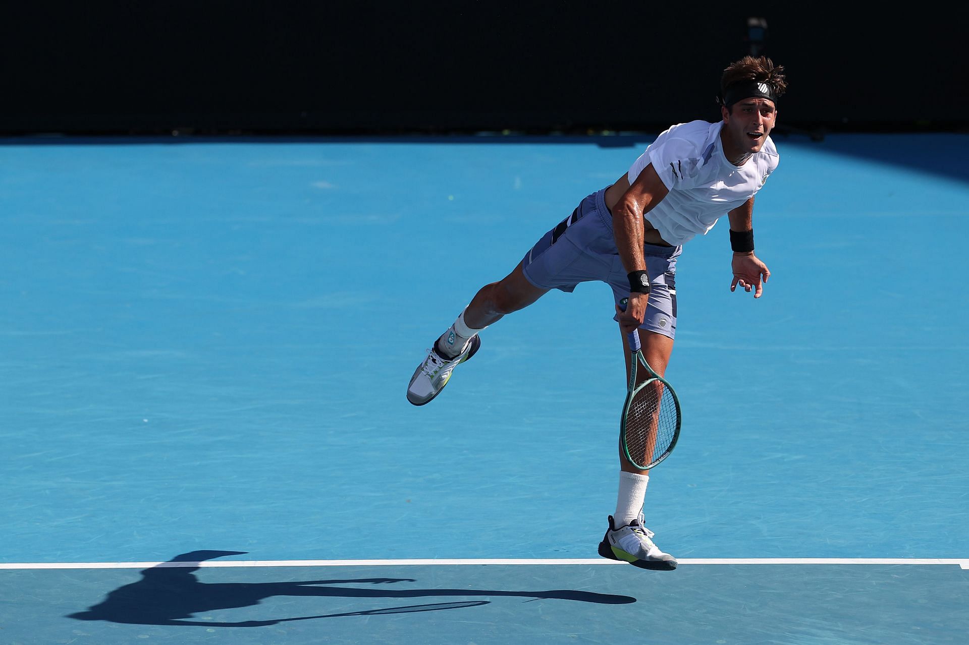 Tom&aacute;s Martin Etcheverry serves against Andy Murray