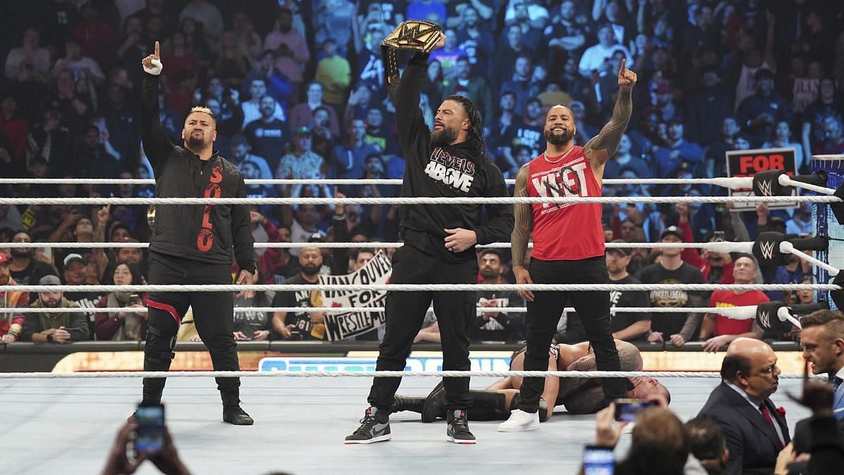 Roman Reigns stood tall at the end of WWE SmackDown!
