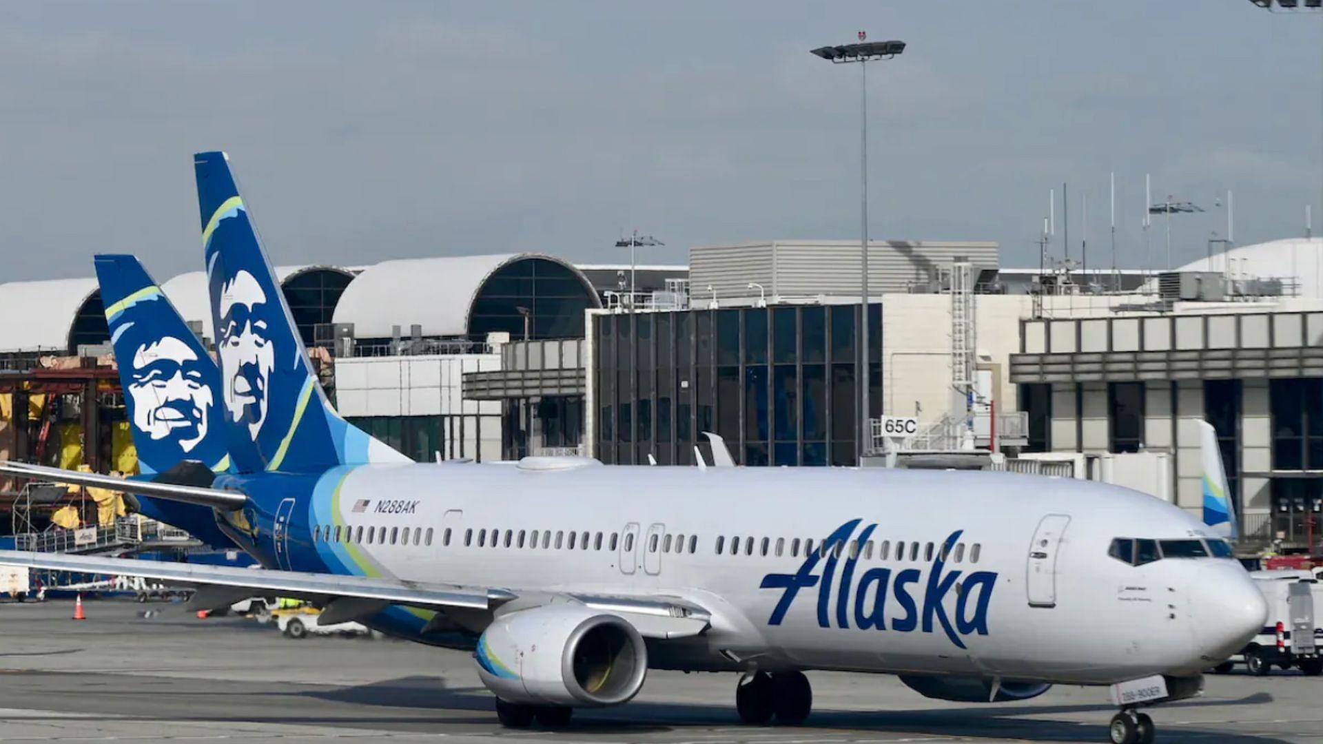 Why did Alaska Airlines cancel hundreds of flights?  (Image via snip from X/@eliot24)