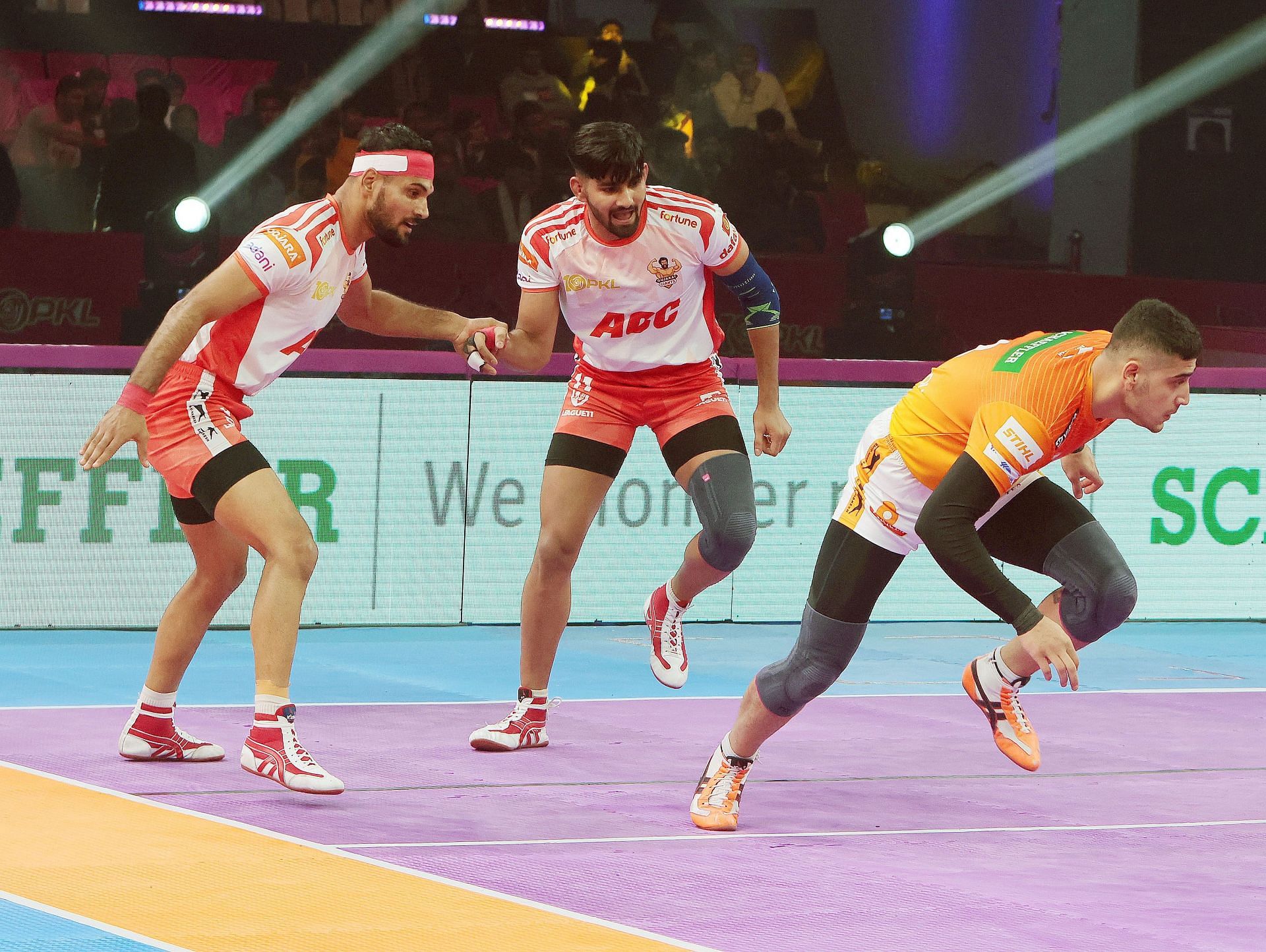 Mohammadreza Chiyaneh in action against Gujarat Giants (Credits: PKL)