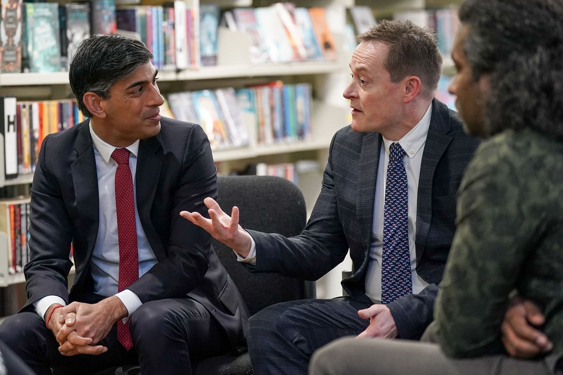 PM Rishi Sunak layout detailed plan during school on a vape ban In Darlington (Image via Getty)