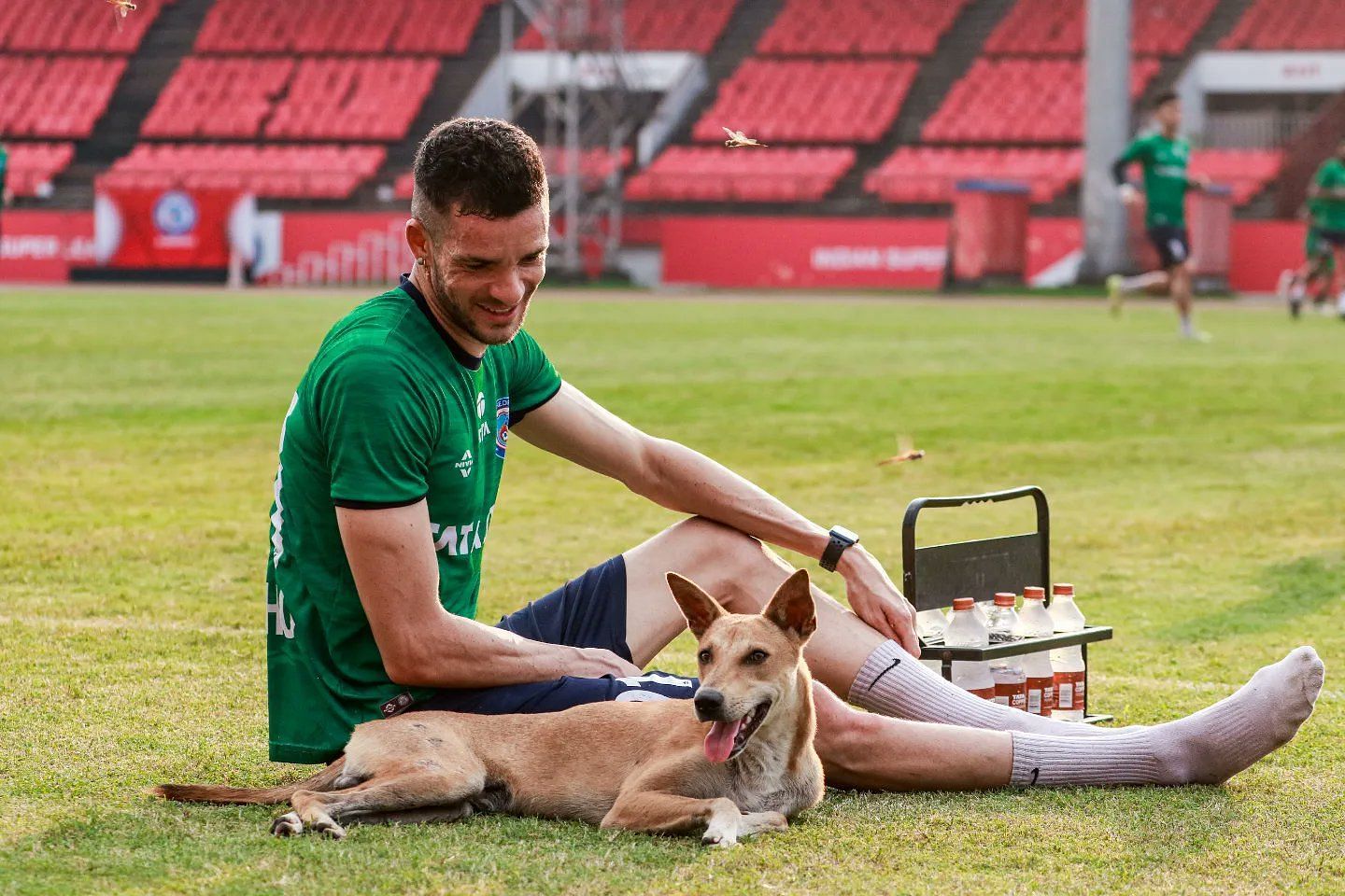 Elsinho enjoying some time off with a furry friend.