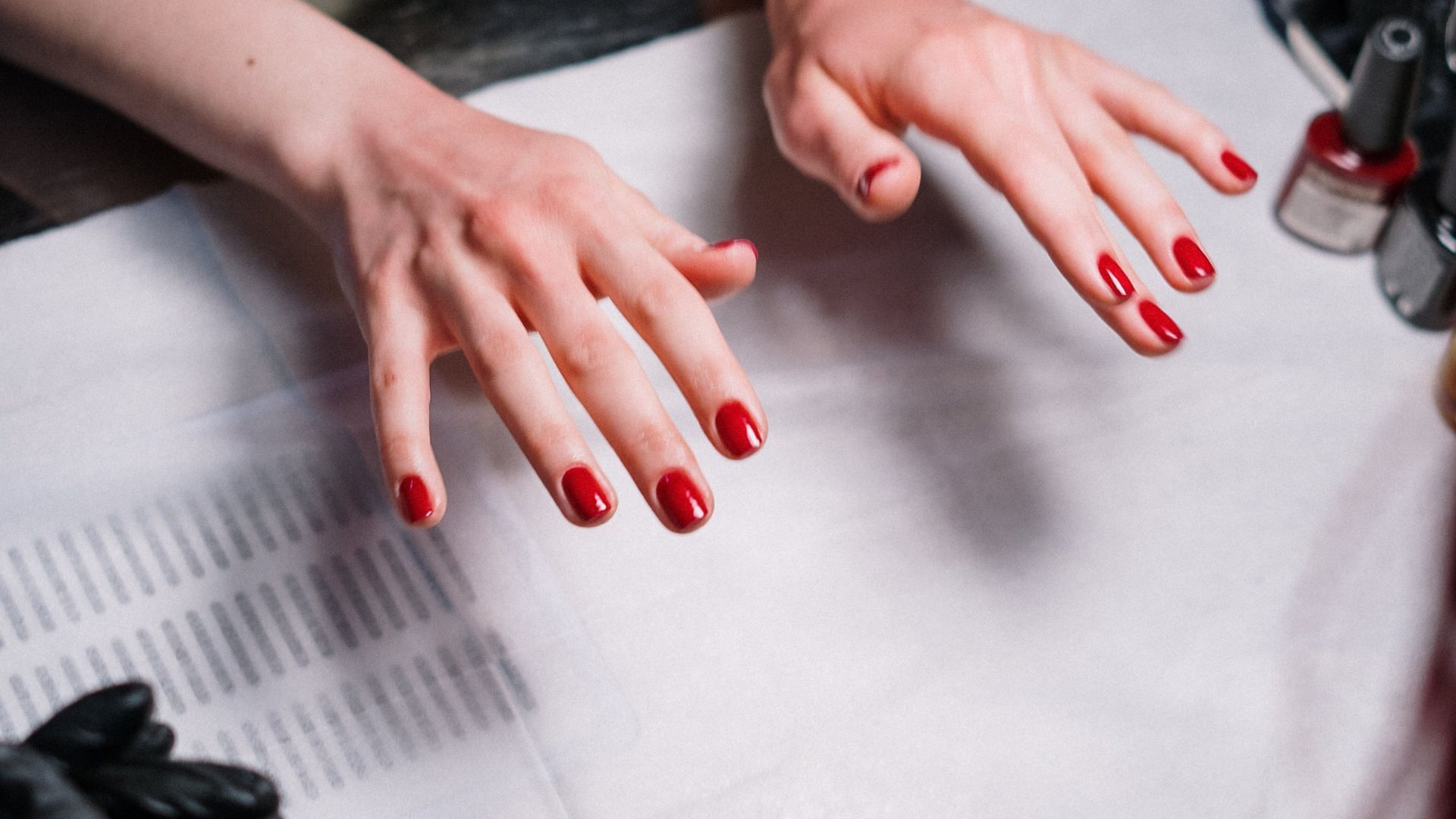 Minimal mono nails (Image via Pexels)